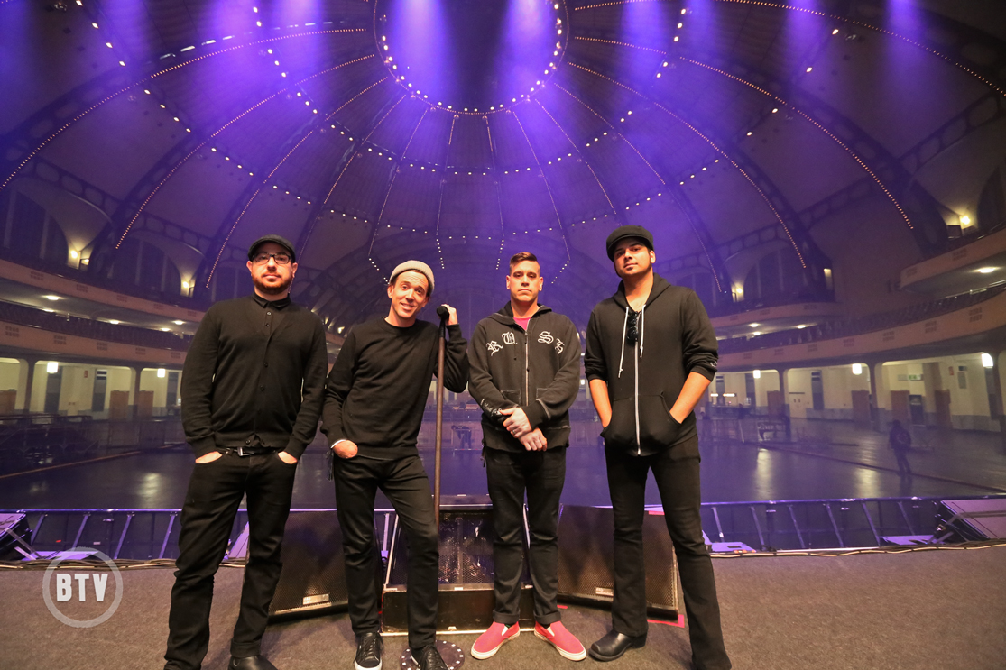 Billy Talent on stage Festhalle pose 01